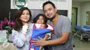 Bebi Romeo dan keluarga kecilnya berpose bersama anak ke 3 pada saat  jumpa pres kelahiran anak ke 3 mereka di kawasan Panglima Polim, Jakarta, Minggu (27/11). (Liputan6.com/Herman Zakharia)  