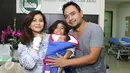 Bebi Romeo dan keluarga kecilnya berpose bersama anak ke 3 pada saat  jumpa pres kelahiran anak ke 3 mereka di kawasan Panglima Polim, Jakarta, Minggu (27/11). (Liputan6.com/Herman Zakharia)  