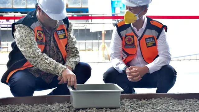 Menteri Perindustrian Agus Gumiwang Kartasasmita dan Menteri Koordinator Bidang Perekonomian Airlangga Hartarto di Surabaya, Minggu (20/2/2022). (Dok Kemenperin)