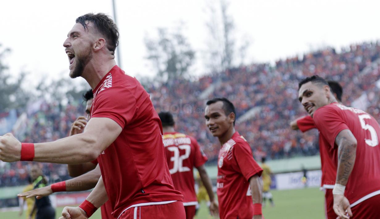 Striker Persija, Marko Simic, melakukan selebrasi usai mencetak gol ke gawang Mitra Kukar pada laga perempat final Piala Presiden di Stadion Manahan, Solo, Minggu, (4/2/2018). Persija menang 3-1 atas Mitra Kukar. (Bola.com/M Iqbal Ichsan)