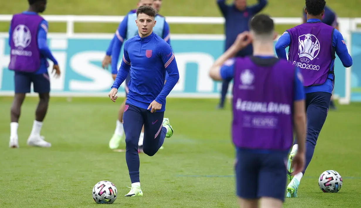 Gelandang Inggris, Mason Mount membawa bola saat mengikuti sesi latihan di St George's Park, Burton upon Trent, Inggris, Sabtu (10/7/2021).  Inggris akan bertanding melawan Italia pada final Euro 2020 di Stadion Wembley. (AP Photo/Dave Thompson)