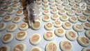 Pekerja menyelesaikan pembuatan kue bulan di Industri Rumahan Kue Bulan Putri Lauw, Pondok Sentul, Ciater, Tangerang Selatan, Selasa (10/11/2020). Pada masa pandemi sekarang, produksi kue tradisional khas Tionghoa tersebut menurun sesuai pesanan pembeli. (merdeka.com/Dwi Narwoko)
