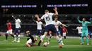 Gelandang Manchester United, Paul Pogba dilanggar pemain Tottenham Hotspur, Eric Dier dalam laga Liga Inggris di Stadion Tottenham, London, Jumat (19/6/2020). Manchester United (MU) berhasil mencuri poin di markas Tottenham Hotspur dengan skor imbang 1-1.  (AP/Shaun Botterill, Pool)