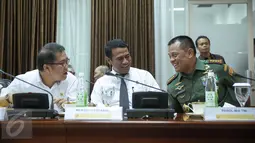 (Ki-ka) Menkominfo Rudiantara berbincang dengan Menteri Desa PDTT Marwan Jafar dan Panglima TNI Jenderal Gatot Nurmantyo sebelum rapat terbatas persiapan Natal serta Tahun Baru 2016 di Kantor Presiden, Jakarta, Rabu (16/12). (Liputan6.com/Faizal Fanani)