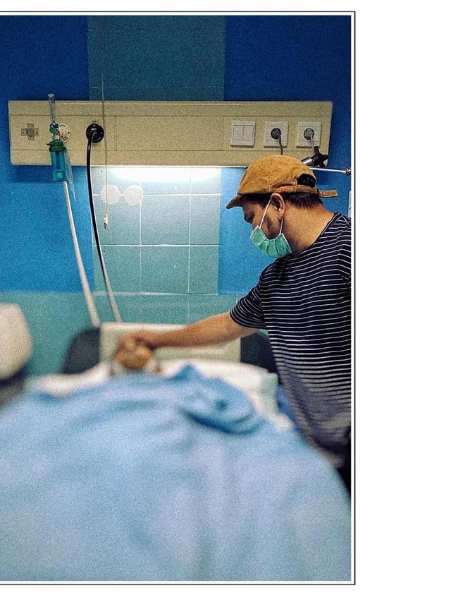 Tompi di Depan Jenazah Glenn Fredly