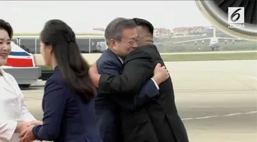 Presiden Korea Selatan Moon Jae-in beserta istrinya mendarat di bandar udara Pyongyang, Korea Utara. Moon disambut pelukan hangat pemimpin Korut Kim Jong-un.