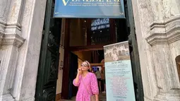 Venesia adalah tujuan ke sekian dari seluruh rangkaian tour Mayang ke Eropa. Ia sudah berangkat sejak pekan lalu dan perjalanannya belum usai. (instagram.com/mayangsari_official)