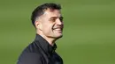 Pemain Bayer Leverkusen, Granit Xhaka, tersenyum saat sesi latihan jelang laga melawan AC Milan pada laga Liga Champions. (AP Photo/Martin Meissner)