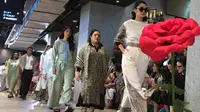 Label fesyen Nona x Tities Sapoetra berkolaborasi mempersembahkan koleksi Lebaran 2023 yang mengusung tajuk "Renjana Senja". (Liputan6.com/Putu Elmira)