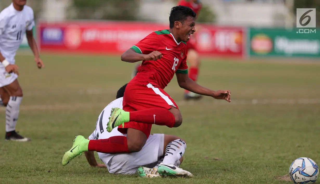 Pemain Timnas Indonesia U-19, Rifad Marasabessy saat dilanggar pemain Thailand pada Piala AFF U-18 di Stadion Thuwanna, Yangon, Jumat (15/9). Thailand menang adu penalti 3-2. (Liputan6.com/Yoppy Renato)