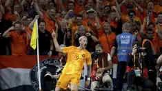 Pemain Timnas Belanda, Wout Weghorst, melakukan selebrasi setelah mencetak gol ke gawang Timnas Irlandia dalam pertandingan grup B Kualifikasi Euro 2024 yang berlangsung di Aviva Stadium, Dublin, Senin (11/9/2023) dini hari WIB. (AP/PA/Donall Farmer)