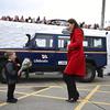 Dalam momen ini, Pangeran William dan Kate Middleton mendapat kejutan dari seorang bocah empat tahun bernama Theo Crompton. Ekspresi Kate menunjukkan kejutan ini berhasil dilaksanakan. (Foto: Paul Ellis/Pool Photo vis AP)