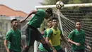 Bek Timnas Indonesia U-22, Putu Gede, melakukan sundulan saat latihan di Lapangan SPH Karawaci, Banten, Kamis (10/8/2017). Latihan dilakukan sebagai persiapan jelang SEA Games 2017 Malaysia. (Bola.com/Vitalis Yogi Trisna)