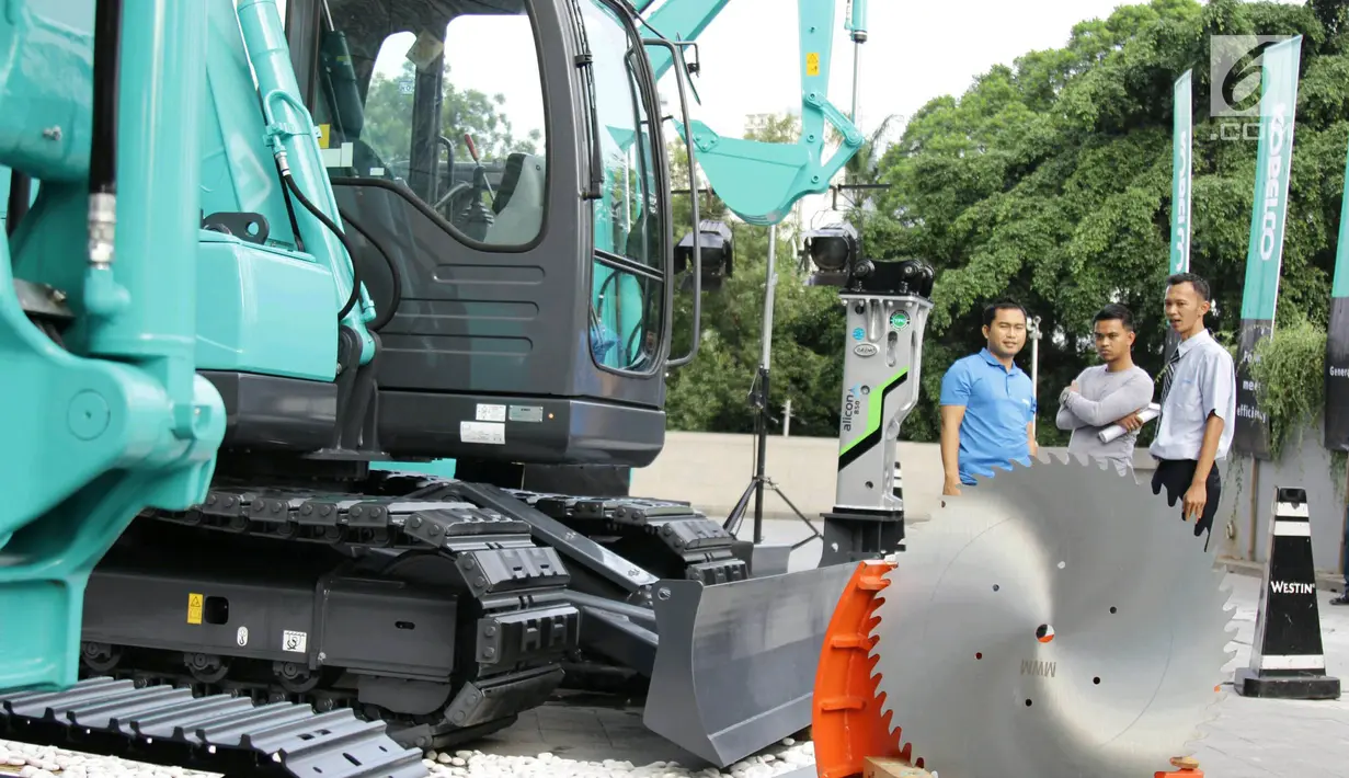 Pengunjung mengamati aneka alat berat yang dipajang dari produk Kobelco di Jakarta, Jumat (15/2). Pameran ini bertujuan untuk memenuhi kebutuhan sektor kehutanan, pertanian, pertambangan dan konstruksi di Indonesia. (Liputan6.com/Faizal Fanani)
