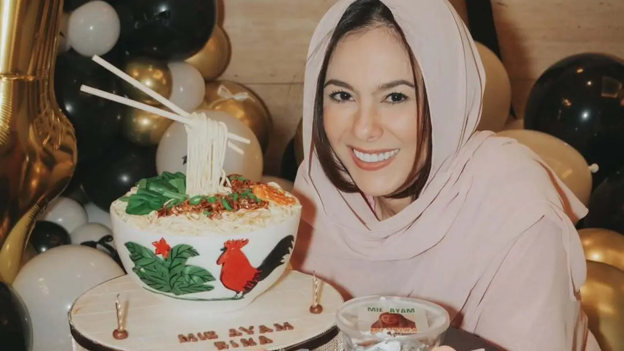 Gaya Wulan Guritno Jadi “Ibu Norma Risma” di Ultah ke-44, Shalom Razade dan Para Tamu Kompak Pakai Kerudung