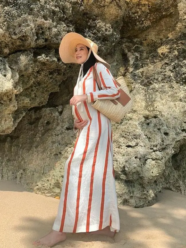 9 Inspirasi Outfit Hijab ke Pantai, Simple dan Modis