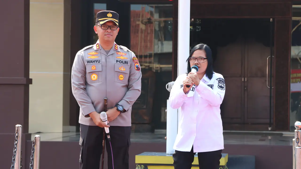 Polres Jepara merekrut penyandang disabilitas, Indriyani Setyaningrum (47), sebagai operator call center