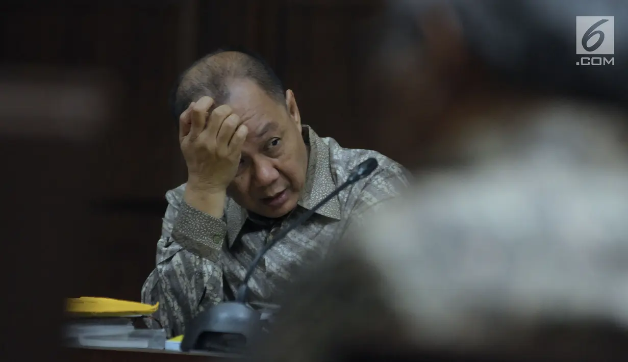 Terdakwa penerbitan SKL terhadap obligor BLBI, Syafruddin Arsyad Temenggung bersiap mendengar keterangan saksi pada sidang lanjutan di Pengadilan Tipikor, Jakarta, Kamis (21/6). Sidang mendengar keterangan saksi. (Liputan6.com/Helmi Fithriansyah)