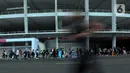 Antrean warga untuk mengikuti senam di kawasan Stadion Utama Gelora Bung Karno (SUGBK), Jakarta, Kamis (9/2/2023). Sejak pemerintah mengumumkan tidak ada lagi pembatasan sosial skala besar (PSBB), warga kian antusias untuk berolahraga seperti lari, senam, dan jalan santai. (merdeka.com/Imam Buhori)