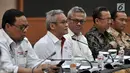 Direktur Program TKN Arya Bima (kedua kanan) memberikan keterangan usai menggelar rapat finalisasi debat capres-cawapres pertama di Gedung KPU, Jakarta, Senin (7/12). (Merdeka.com/ Iqbal S. Nugroho)