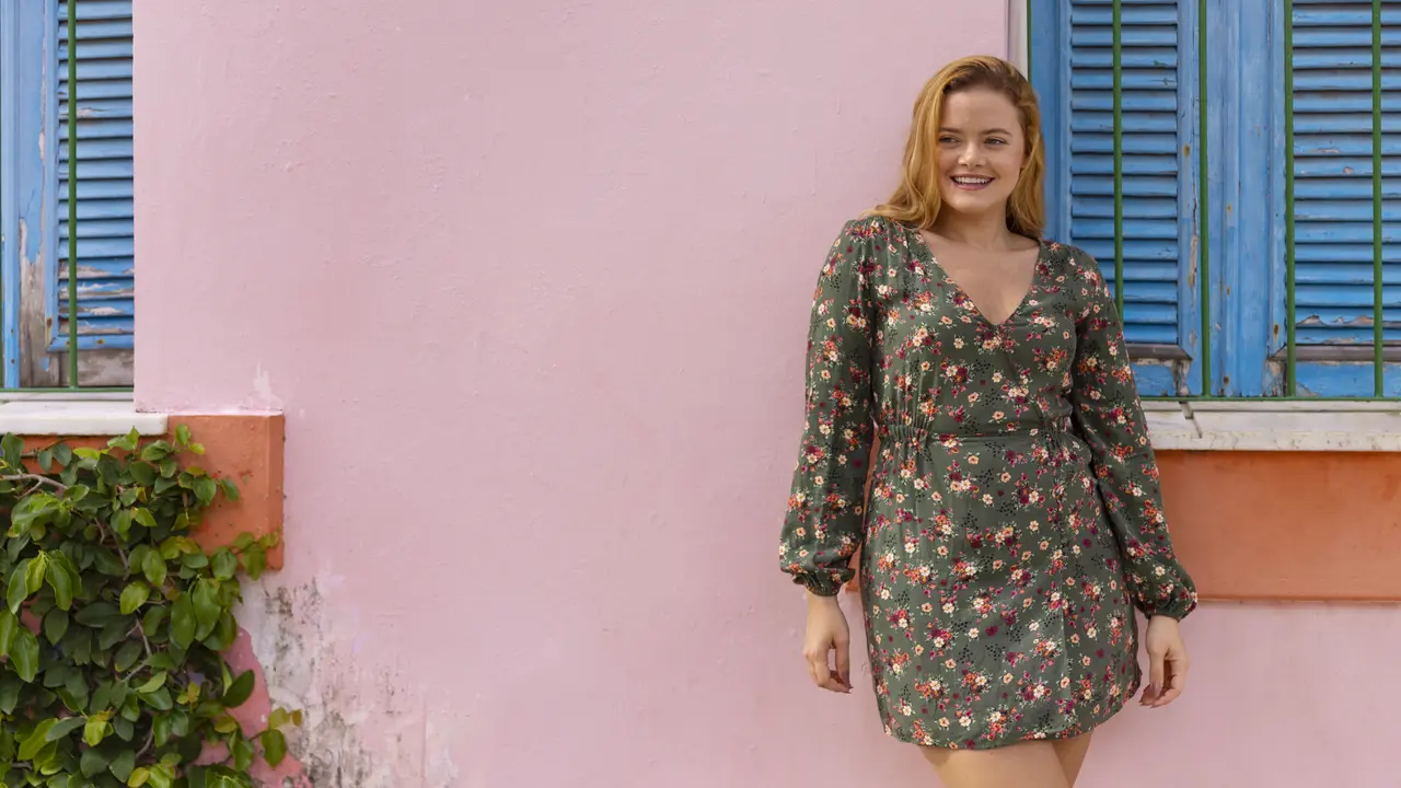 5 Tips Memilih Casual Dress yang Nyaman dan Flattering Untuk Wanita Mid-Size (photo by freepik.com)
