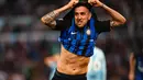 Pemain Inter Milan, Matias Vecino berselebrasi steelah mencetak gol ke gawang Lazio pada laga terakhir Serie A 2017-2018  di Stadion Olimpico, Senin (21/5). Inter Milan memenangi duel hidup-mati melawan Lazio dengan skor 3-2. (Giuseppe Lami/ANSA via AP)