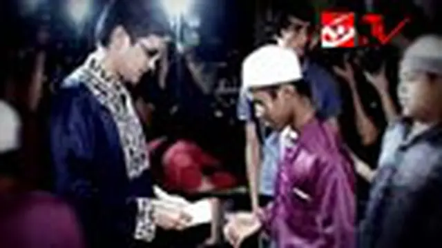 Afgansyah Reza Berbagi dengan Sesama
