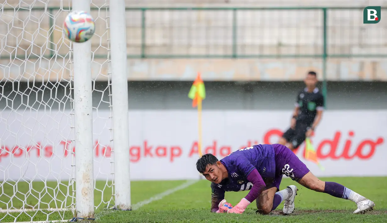Ekspresi kiper Bekasi City, Harlan Suardi, dalam pertandingan perdana Grup Y 12 Besar Pegadaian Liga 2 2023/2024 yang berlangsung di Stadion Singaperbangsa, Karawang, Minggu (7/1/2023). (Bola.com/Bagaskara Lazuardi)