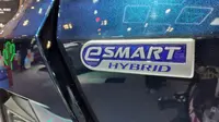Logo e-Smart Hybrid menandakan mobil ini mengusung teknologi ramah lingkungan (Otosia.com/Nazar Ray)