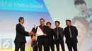 Personil Grup Boyband Remaja, CJR menerima penghargaan Social Media Award 2015 di Jakarta, Kamis (22/10/2015). Penghargaan didasarkan hasil riset dua lembaga, Media Wave dan Survey One. (Liputan6.com/Helmi Fithriansyah)