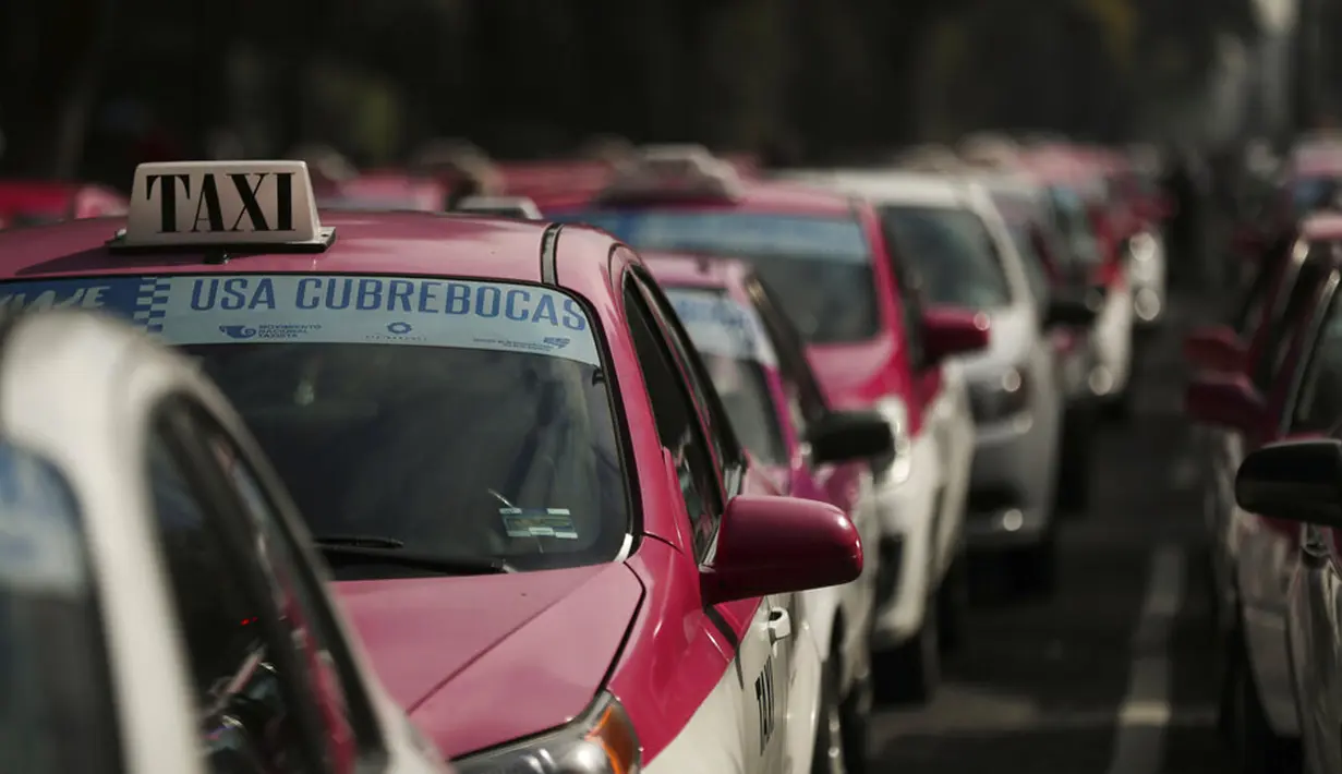 Sopir taksi memblokir bundaran monumen Angel of Independence di Jalan Paseo de la Reforma, Mexico City, Meksiko, Senin (12/10/2020). Para sopir taksi menuntut kondisi yang sama dengan layanan transportasi online, seperti peraturan dan biaya pemerintah. (AP Photo/Fernando Llano)