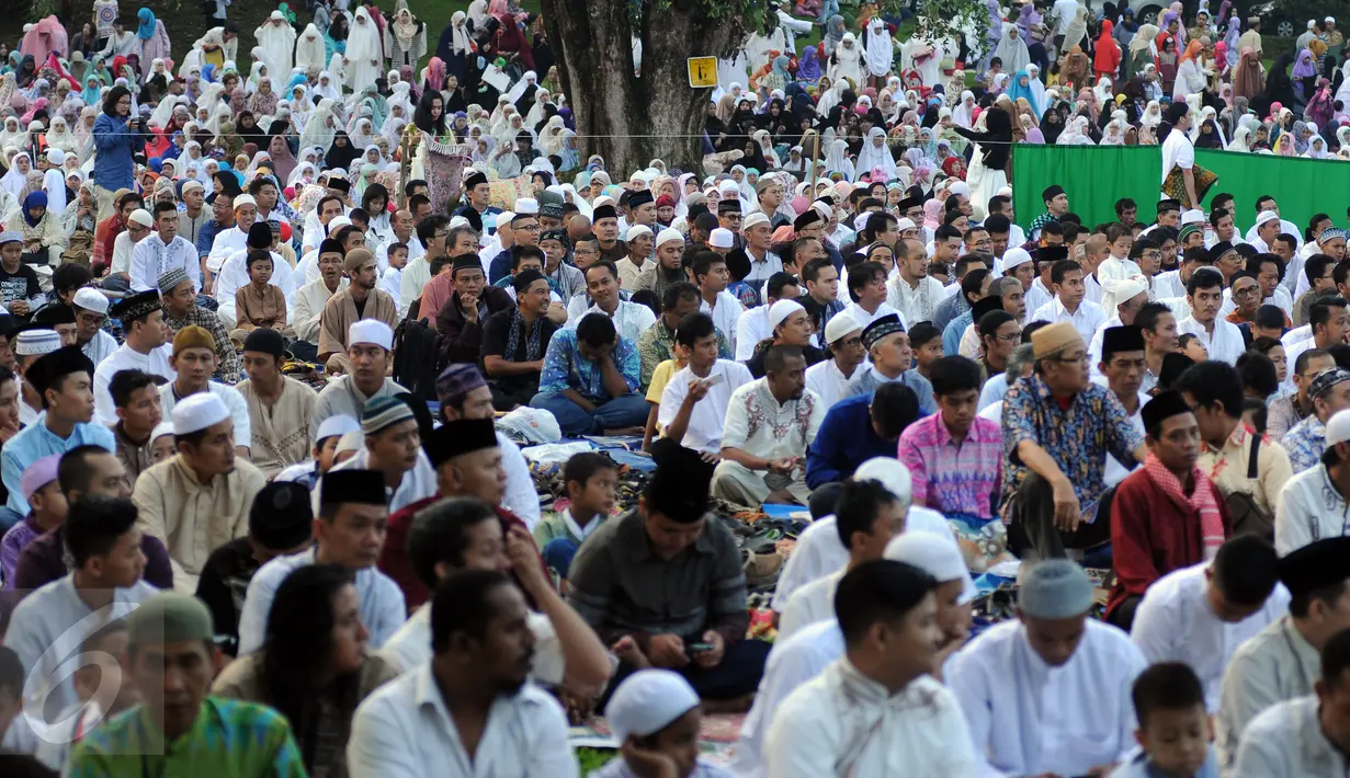 Ribuan warga memadati areal Salat Idul Fitri 1437 H di Kebun Raya Bogor, Rabu (6/7). Tahun ini merupakan yang kedua kali Pemkot Bogor menyelenggarakan Salat Id yang dipusatkan di Kebun Raya. (Liputan6.com/Helmi Fithriansyah)