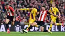 Pemain Athletic Bilbao, Mikel Vesga (kedua kanan) berebut bola dengan striker Barcelona, Lionel Messi pada babak perempat final Copa del Rey di San Mames, Kamis (6/2/2019). Barcelona kandas di babak perempat final Copa del Rey setelah takluk 0-1 di kandang Athletic Bilbao. (AP/Alvaro Barrientos)