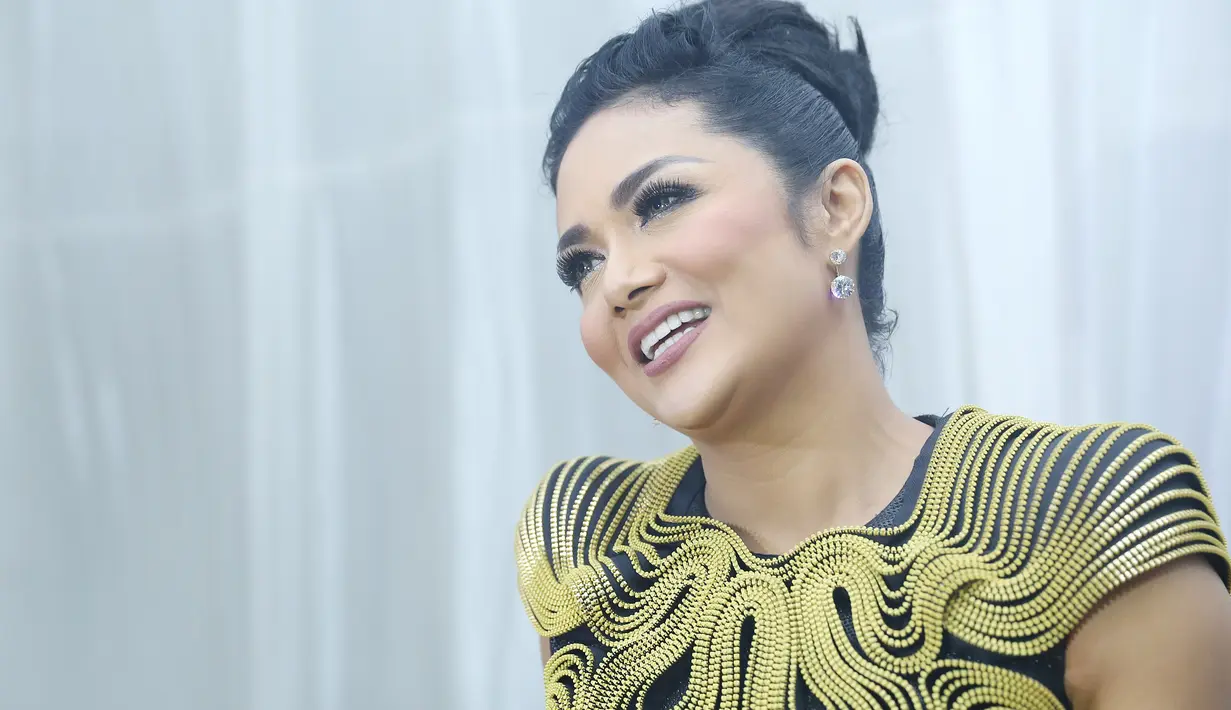 Saat ditemui usai menjalani latihan bersama dengan Erwin Gutawa dan orcestranya, penyanyi kelahiran Batu, 41 tahun silam itu mengaku sudah tidak sabar tampil di panggung yang spektakuler nanti. (Galih W. Satria/Bintang.com)