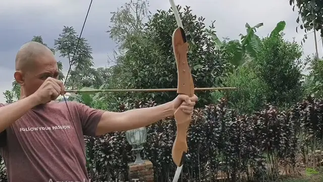 Agung Hercules memanah selama memulihkan diri pasca perawatan kanker otaknya yang pertama (Tangkapan layar Agung Hercules TV)