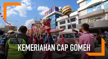 Suasana Cap Gomeh di Pontianak berlangsung meriah. Warga melakukan atraksi barongsai dengan menyertakan puluhan naga.