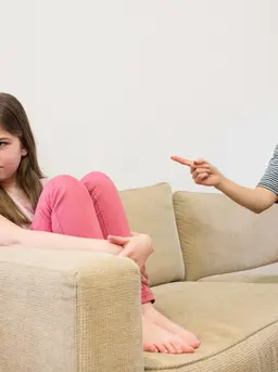 Langkah pertama untuk menghentikan pola asuh toxic adalah menyadari bahwa tidak semua hal yang dianggap “normal” dalam keluarga sebenarnya sehat.  [Dok/freepik.com/peoplecreations]