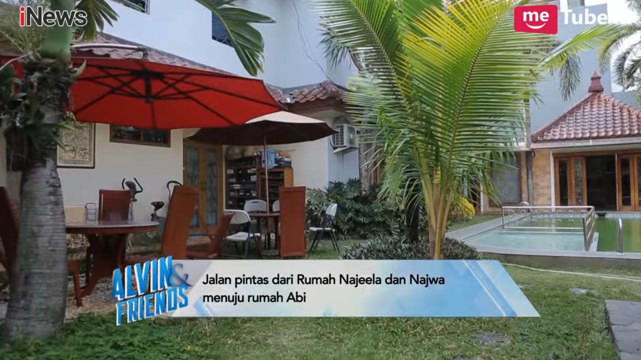 5 Potret Halaman Belakang Quraish Shihab, Ada Kolam Renang, Musala Hingga Gang Kecil Menuju Rumah Najwa Shihab
