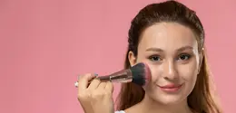 Blush blindness merujuk pada kebiasaan memakai blush secara berlebihan hingga pipi terlihat sangat merona. [Dok/freepik.com]
