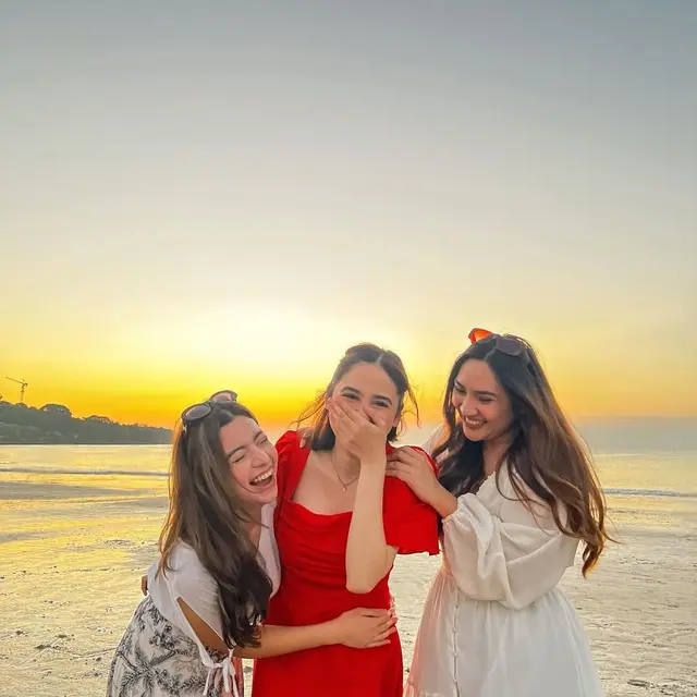 6 Potret Syifa Hadju ketika di Bali Pakai Dress Merah, Dirumorkan Dilamar Rizky Nazar