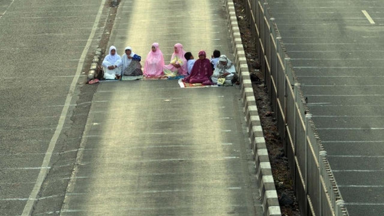 Ribuan warga Jatinegara gelar salat Idul Adha di jalan raya