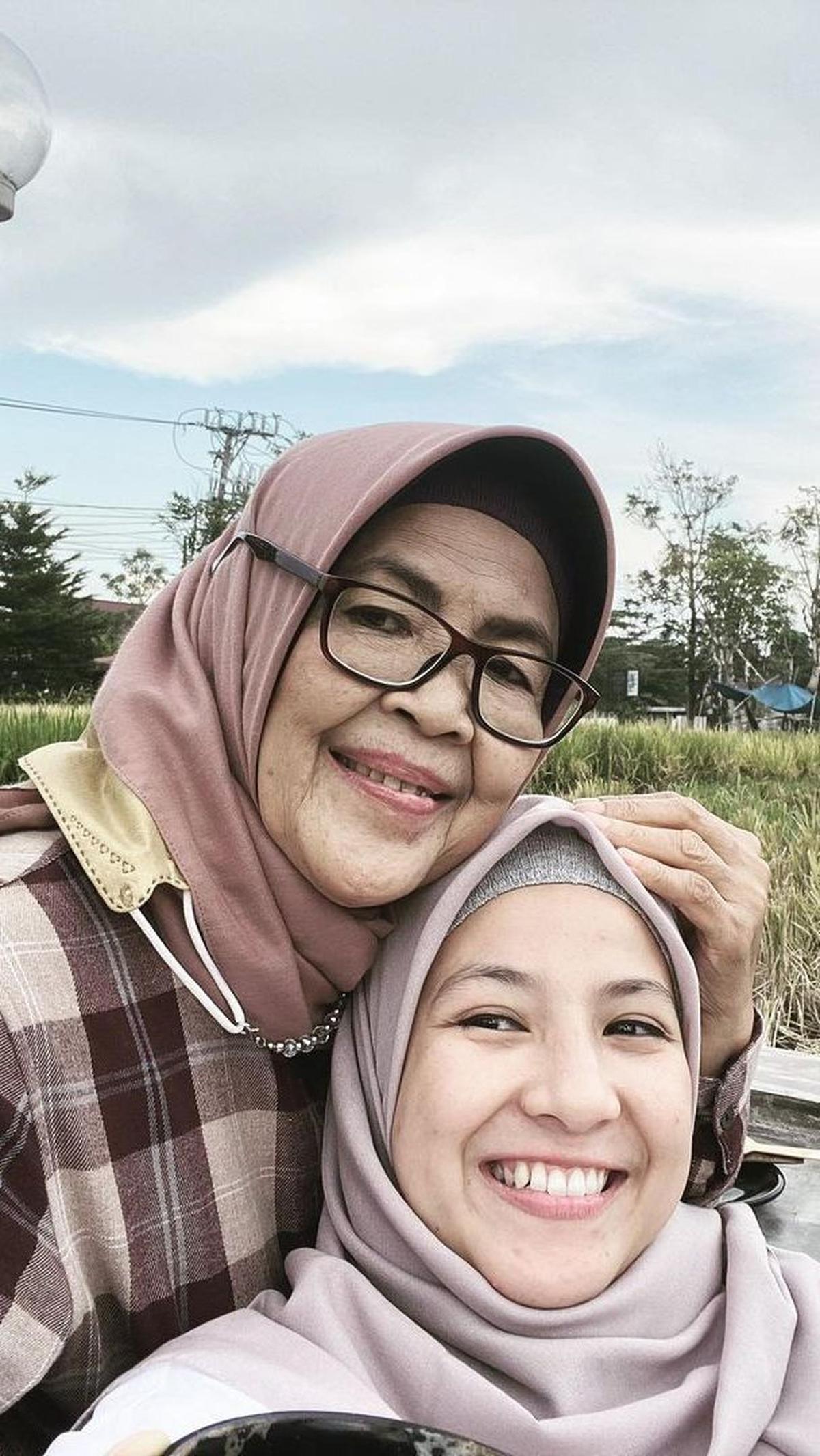 Momen Saat Liburan Bareng Mama Elmawita