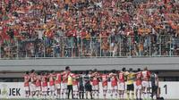 Para pemain Persija mengucapkan terima kasih kepada The Jakmania usai melawan Persiba pada laga Liga 1 di Stadion Patriot, Bekasi, Jumat  (12/8/2017). Persija menang 2-0 atas Persiba. (Bola.com/M Iqbal Ichsan)