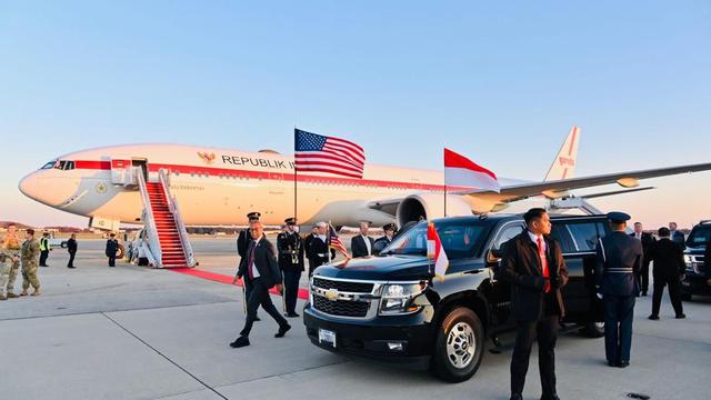 Presiden Joko Widodo (Jokowi) beserta rombongan mendarat di Pangkalan Militer Andrews, Washington DC, Amerika Serikat, pada Minggu (12/11/2023)