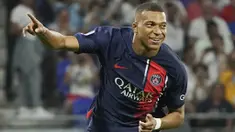 Pemain Paris Saint-Germain (PSG), Kylian Mbappe melakukan selebrasi setelah mencetak gol ke gawang Lyon pada laga pekan keempat Ligue 1 2023/2024 di Groupama Stadium, Senin (04/09/2023). PSG menang dengan skor 4-1. (AP Photo/Laurent Cipriani)