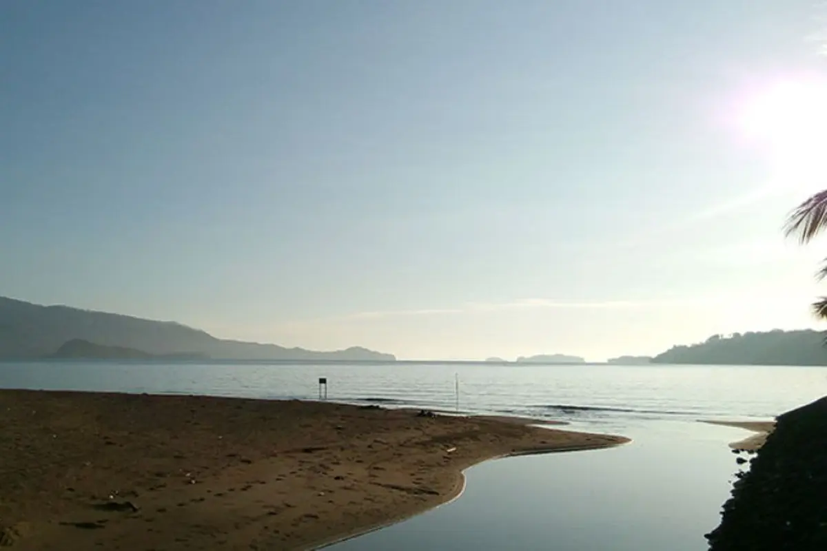 7 Alasan Pantai Lakban Wajib Segera Kalian Kunjungi Sebelum Hits