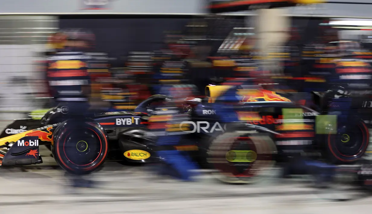 Pembalap Red Bull Racing, Max Verstappen melakukan pitstop saat Formula 1 GP Bahrain 2024 yang berlangsung di Sirkuit Sakhir, Bahrain, Sabtu (03/03/2024) malam WIB. (AP Photo/Darko Bandic)