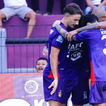 Pemain Persik Kediri merayakan gol Imanol Garcia ke gawang PSM Makassar pada menit ke-73 pada laga pekan ke-10 BRI Super League musim ini di&nbsp;Stadion Brawijaya, Kediri, Sabtu (25/10/2025). Sayangnya, Persik harus puas bermain imbang 1-1. (dok. Persik Kediri)
&nbsp;