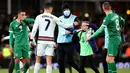 Seorang fans cilik berusaha memeluk striker Portugal Cristiano Ronaldo setelah berlari ke lapangan pada akhir laga Grup A Kualifikasi Piala Dunia 2022 Zona Eropa melawan Irlandia di Stadion Aviva, Jumat (12/11/2021) dinihari WIB. Fans itu nekat menerobos petugas keamanan stadion. (Paul Faith / AFP)