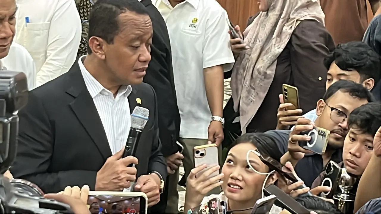Menteri Energi dan Sumber Daya Mineral (ESDM) Bahlil Lahadalia dalam konferensi pers di Kementerian ESDM, Senin (26/10/2026). (Liputan6.com/Tian)